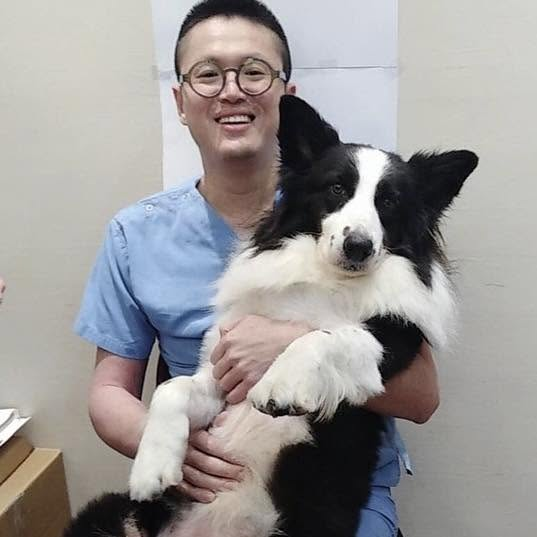 陳柏錡醫師抱著狗狗,微笑合影